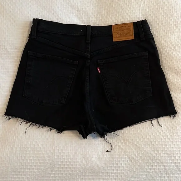 Levi’s Ribcage Jean Shorts - Picture 2 of 5